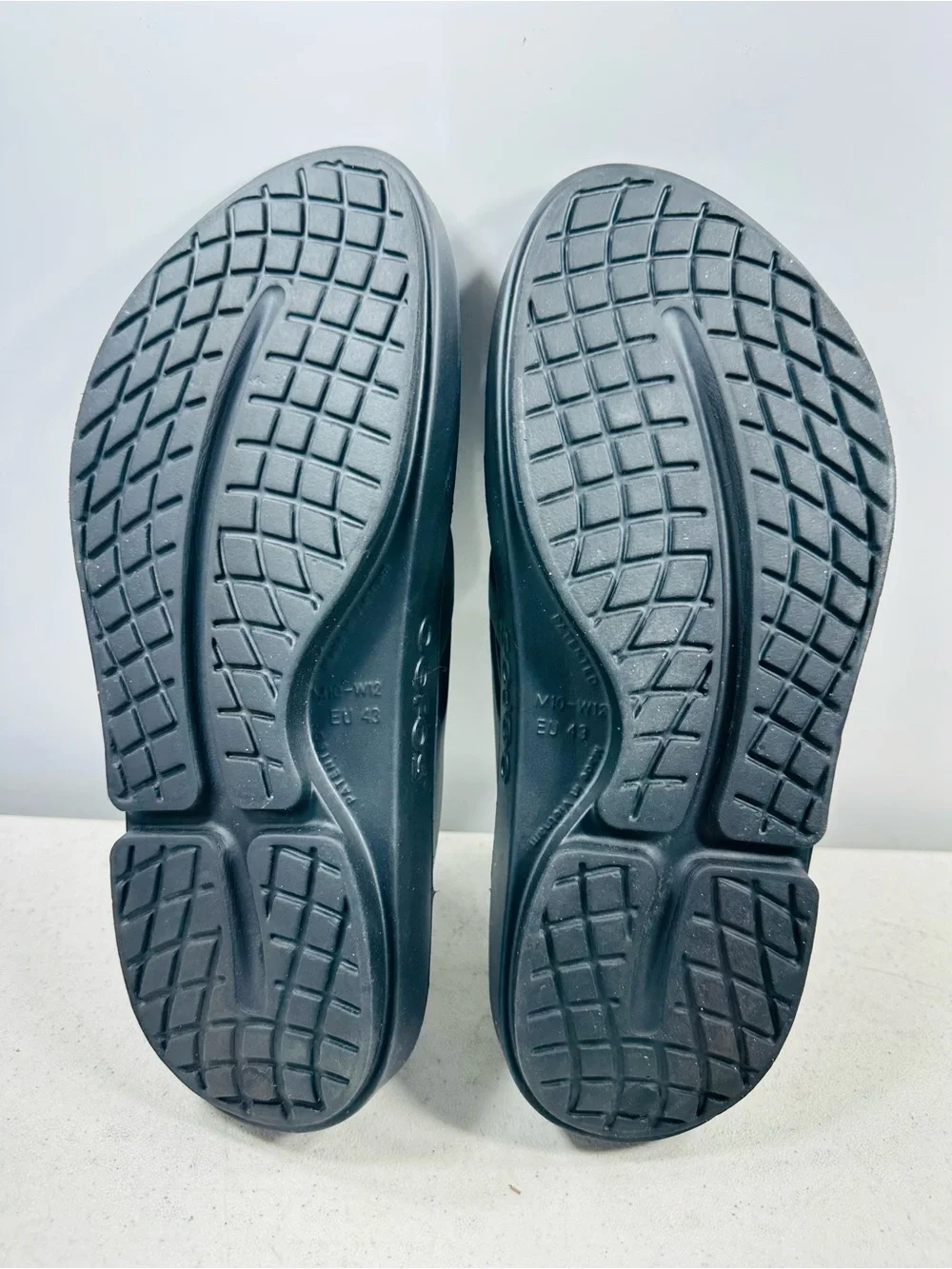 OOFOS OOriginal recovery sandals in black, size M10.W12